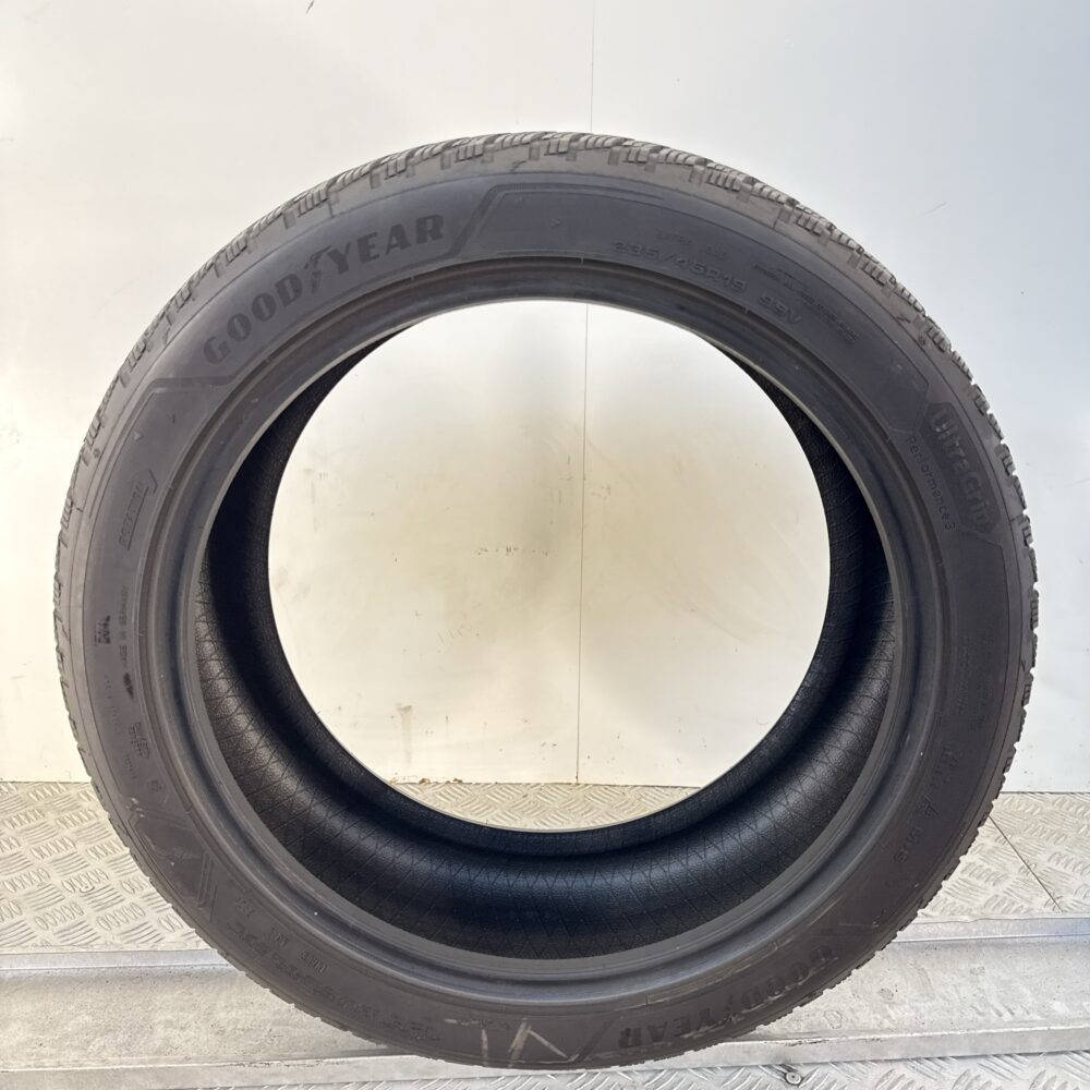 Gomme Usate 235 45 R19 XL 99V Goodyear Ultra Grip Performance 3 73% Invernali | Gomme Usate | PrimaGomme.it Gomme usate 235 45 R19 Goodyear Ultra Grip Performance 3 - foto 3