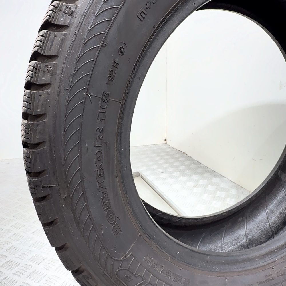 Gomma usata Insaturbo Nordic Grip 205/60 R16 92H – foto 06 | Prima Gomme Insaturbo Nordic Grip 205/60 R16 92H, dettaglio fotografico 6