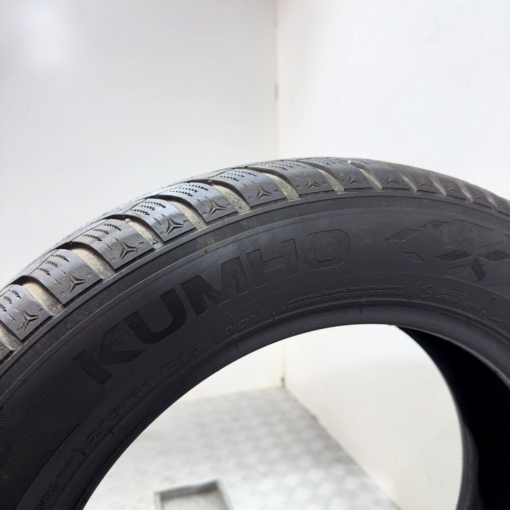 Gomma usata Kumho Wintercraft WP52 215/60 R17 100V – foto 06 | Prima Gomme Kumho Wintercraft WP52 215/60 R17 100V, dettaglio fotografico 6