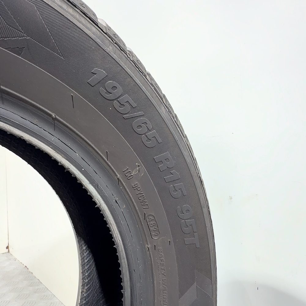 Gomma usata Kumho Wintercraft WP52 195/65 R15 95T – foto 07 | Prima Gomme Kumho Wintercraft WP52 195/65 R15 95T, dettaglio fotografico 7