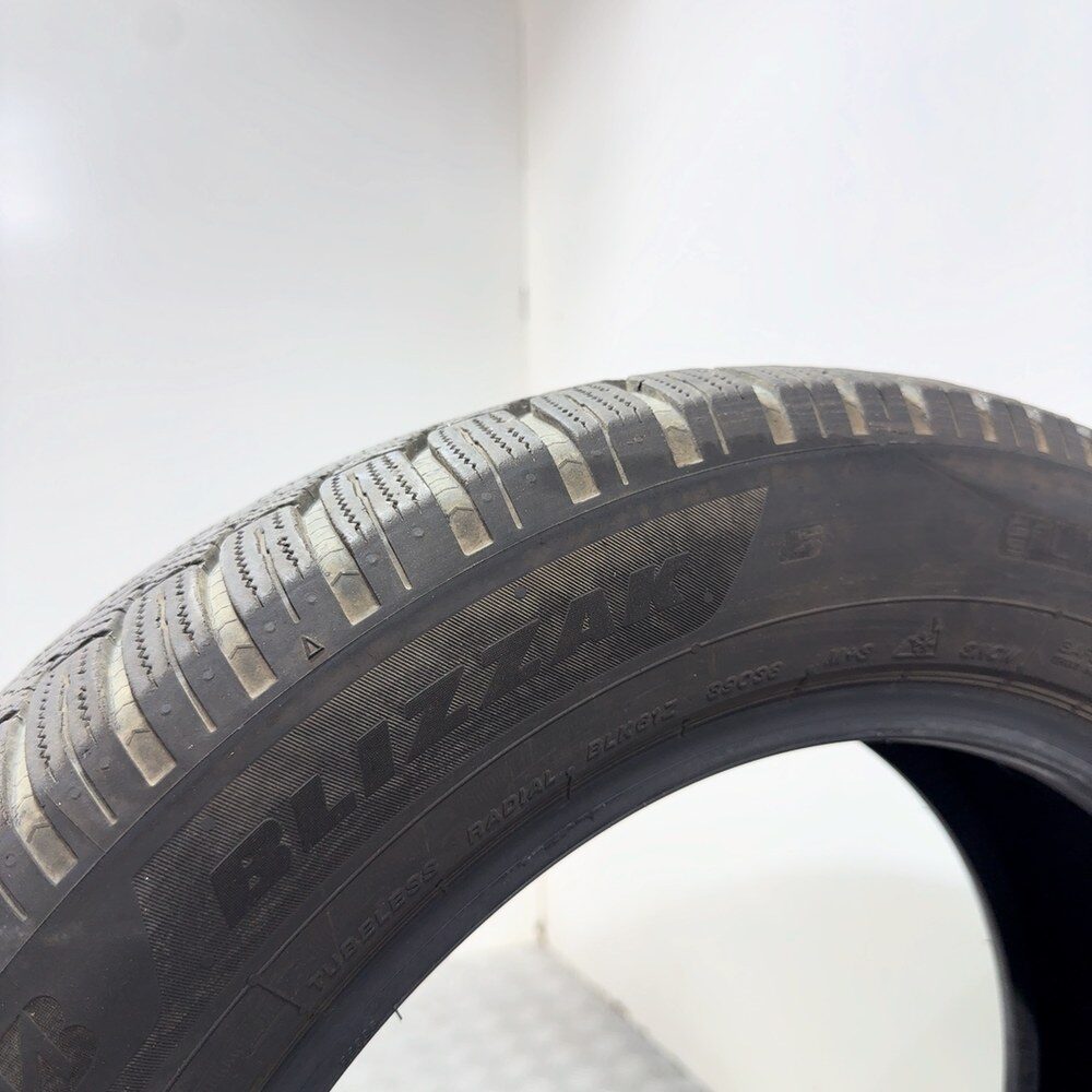 Gomma usata BRIDGESTONE Blizzak 6 215/60 R17 100V – foto 07 | Prima Gomme BRIDGESTONE Blizzak 6 215/60 R17 100V, dettaglio fotografico 7