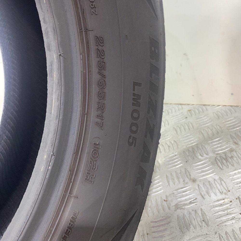 Gomma usata BRIDGESTONE Blizzak LM005 225/65 R17 102H – foto 09 | Prima Gomme BRIDGESTONE Blizzak LM005 225/65 R17 102H, dettaglio fotografico 9