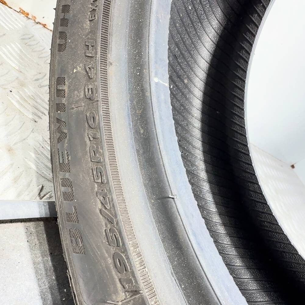 Gomma usata Superia Bluewin Uhp 195/55 R16 87H – foto 09 | Prima Gomme Superia Bluewin Uhp 195/55 R16 87H, dettaglio fotografico 9