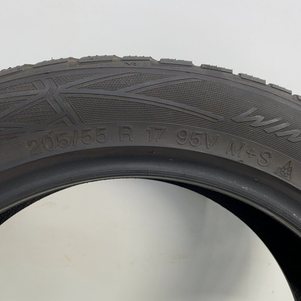 Gomma usata Vredestein Wintrac Pro 205/55 R17 95V – foto 09 | Prima Gomme Vredestein Wintrac Pro 205/55 R17 95V, dettaglio fotografico 9