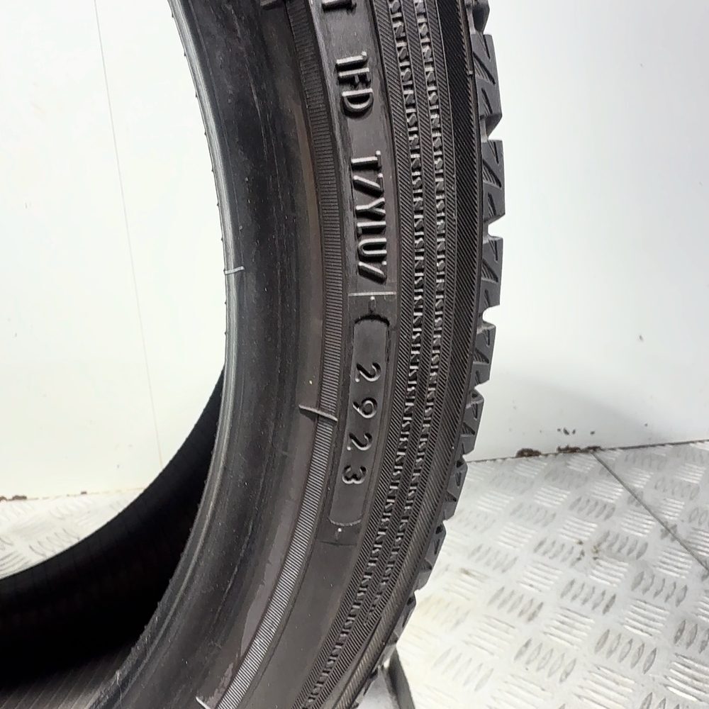 Gomme Usate 225 40 R18 92W XL Yokohama Bluearth*Winter V906 76% Invernali | Gomme Usate | PrimaGomme.it YOKOHAMA Bluearth*Winter V906 225/40 R18 92W: fino a 270 km/h, dettaglio fotografico 9