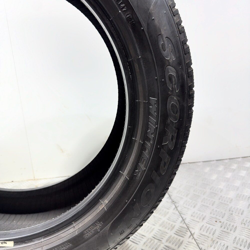 Gomme usate PIRELLI Scorpion Winter 235/55 R19 105H – foto 09 | Prima Gomme PIRELLI Scorpion Winter 235/55 R19 105H, dettaglio fotografico 9