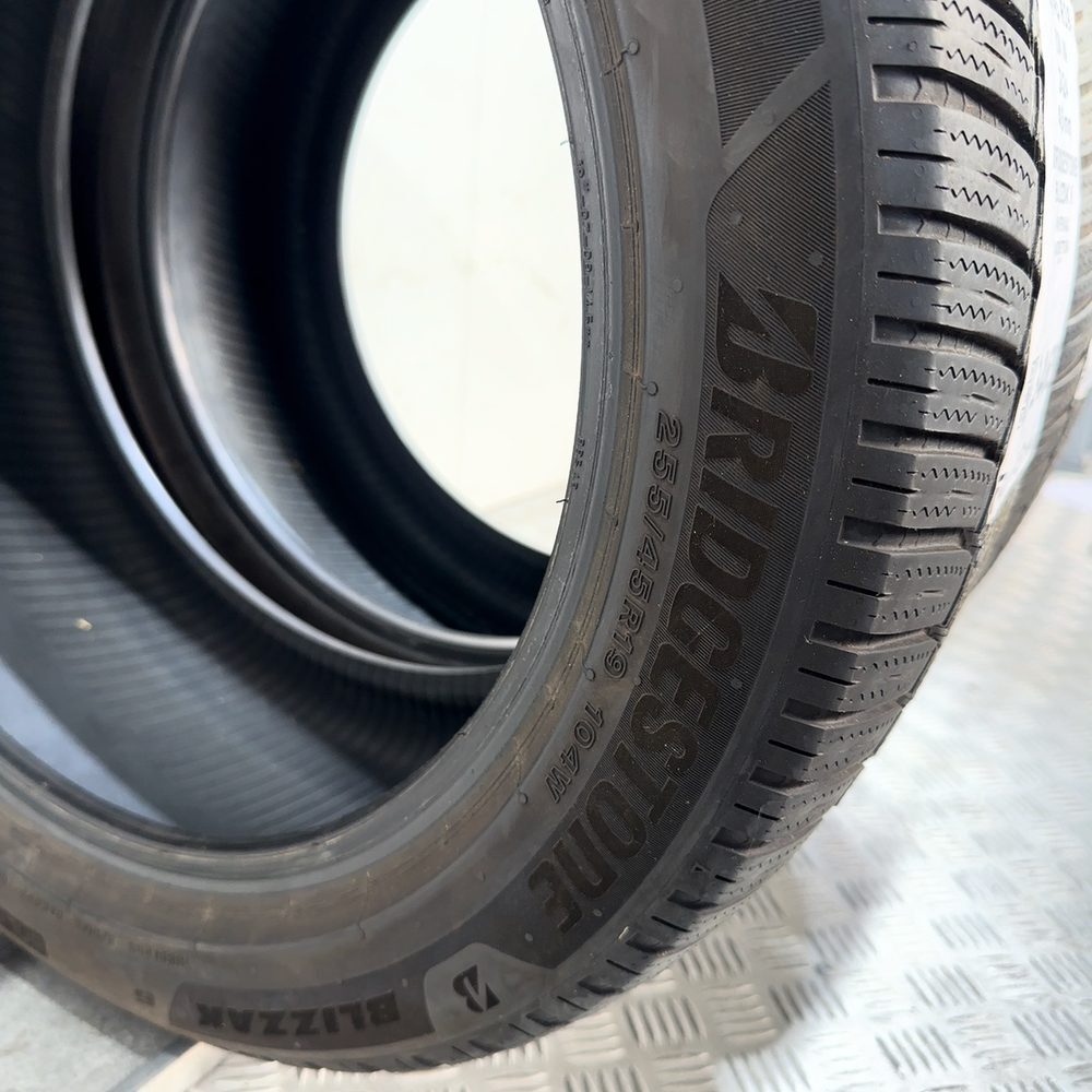 Gomme usate BRIDGESTONE Blizzak 6 255/45 R19 104W: fino a 270 km/h – foto 24 | Prima Gomme BRIDGESTONE Blizzak 6 255/45 R19 104W: fino a 270 km/h, dettaglio fotografico 24