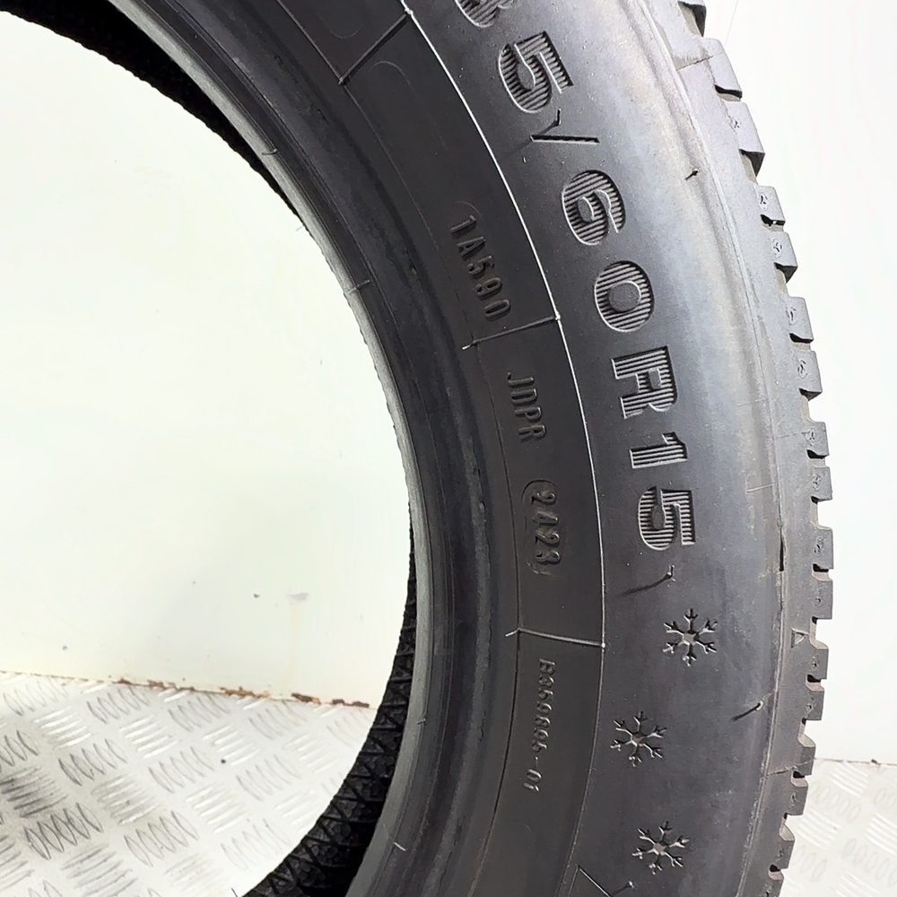 Gomme usate DUNLOP Winter Response 2 185/60 R15 84T – foto 08 | Prima Gomme DUNLOP Winter Response 2 185/60 R15 84T, dettaglio fotografico 8