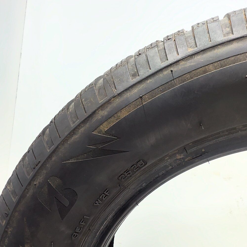 Gomme usate BRIDGESTONE Blizzak LM005 215/60 R16 99H – foto 08 | Prima Gomme BRIDGESTONE Blizzak LM005 215/60 R16 99H, dettaglio fotografico 8