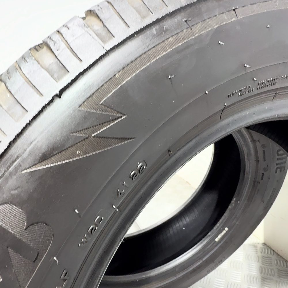 Gomme usate BRIDGESTONE Blizzak LM005 215/65 R17 103H – foto 08 | Prima Gomme BRIDGESTONE Blizzak LM005 215/65 R17 103H, dettaglio fotografico 8