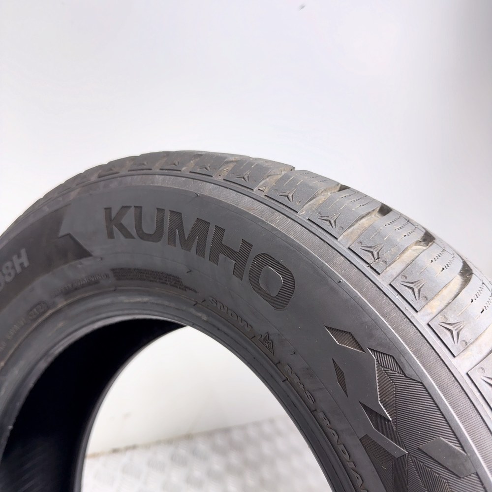 Gomma usata Kumho Wintercraft WP52+ 215/65 R16 98H – foto 08 | Prima Gomme Kumho Wintercraft WP52+ 215/65 R16 98H, dettaglio fotografico 8