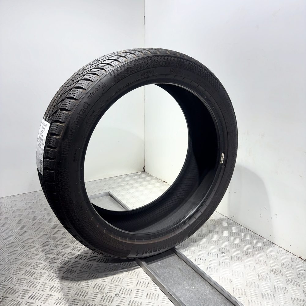 Gomma usata CONTINENTAL WinterContact TS870P 235/45 R20 100W: fino a 270 km/h – foto 04 | Prima Gomme CONTINENTAL WinterContact TS870P 235/45 R20 100W: fino a 270 km/h, dettaglio fotografico 4