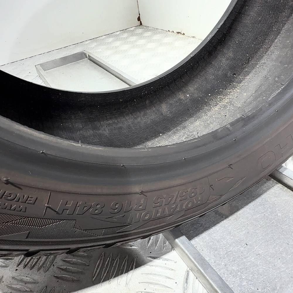 Gomma usata Kumho Wintercraft WP52 195/45 R16 84H – foto 06 | Prima Gomme Kumho Wintercraft WP52 195/45 R16 84H, dettaglio fotografico 6