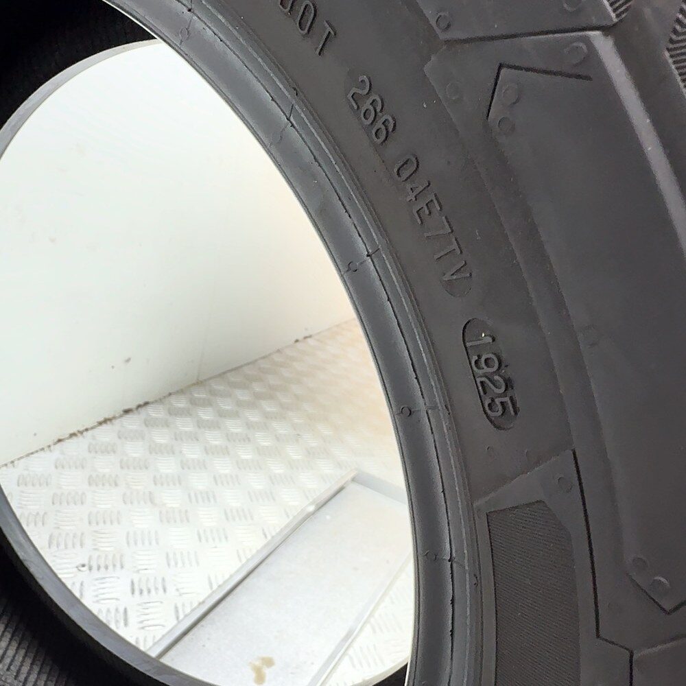 Gomma usata CONTINENTAL VanContact Winter 215/70 R15C 109/107R – foto 09 | Prima Gomme CONTINENTAL VanContact Winter 215/70 R15C 109/107R, dettaglio fotografico 9