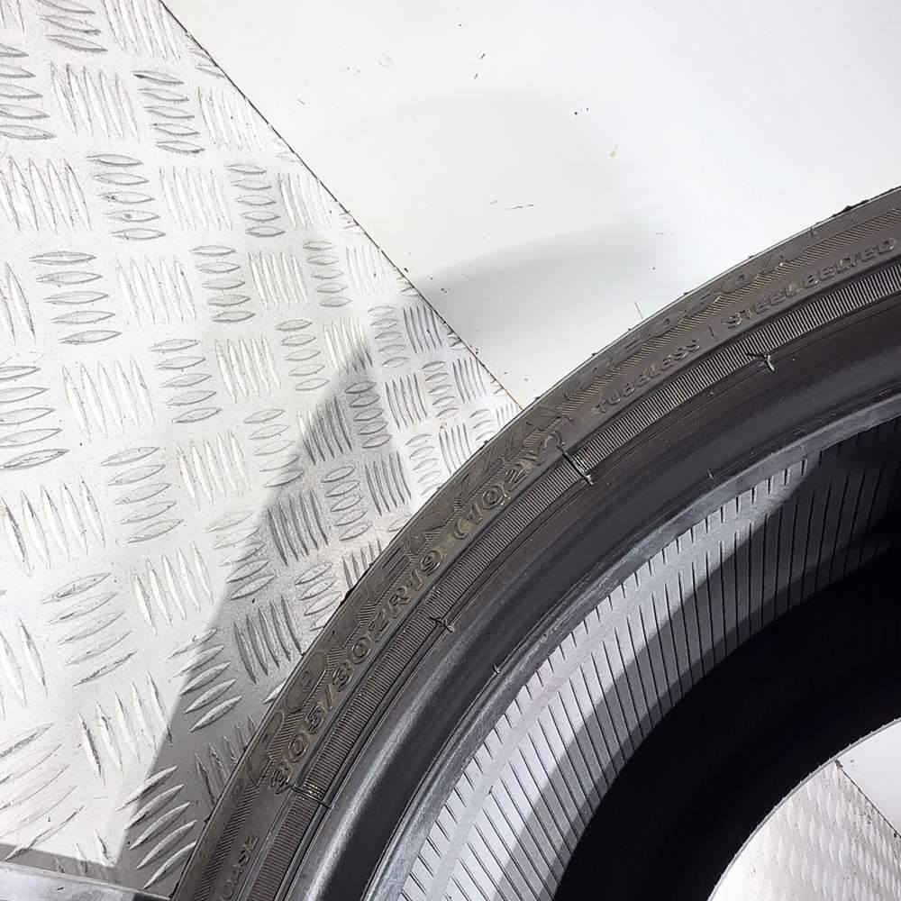 Gomma usata BRIDGESTONE POTENZA RE050A 305/30 ZR19 102Y: fino a 300 km/h – foto 09 | Prima Gomme BRIDGESTONE POTENZA RE050A 305/30 ZR19 102Y: fino a 300 km/h, dettaglio fotografico 9