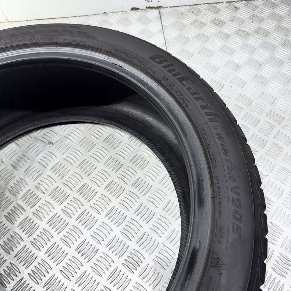 Gomme usate YOKOHAMA BluEarth Winter V905 235/45 R19 99V – foto 11 | Prima Gomme YOKOHAMA BluEarth Winter V905 235/45 R19 99V, dettaglio fotografico 11